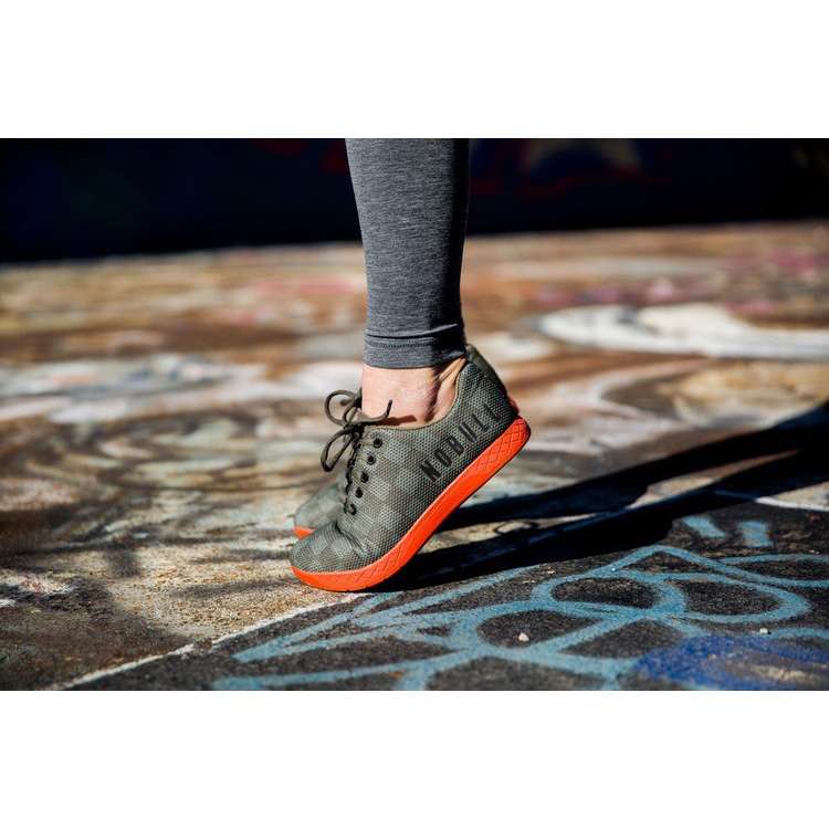 Tenis Deportivos Nobull Chess Trainer Mujer Verde Oliva Naranjas | MX-52357