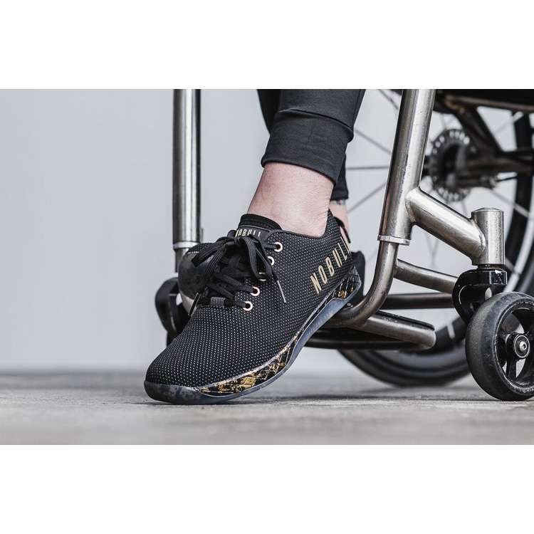 Tenis Deportivos Nobull Pride Black Trainer Mujer Negros Amarillos | MX-19832