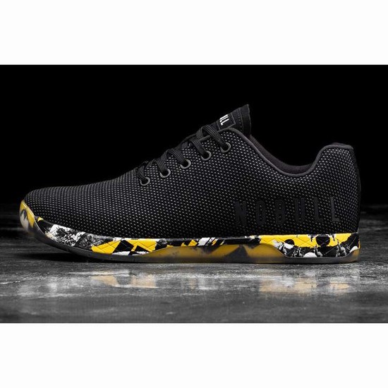 Tenis Deportivos Nobull Artists For Humanity Black Trainer Hombre Negros Amarillos | MX-92683